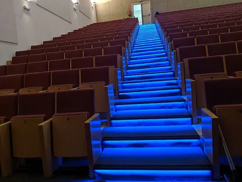 Sala de cine iluminada